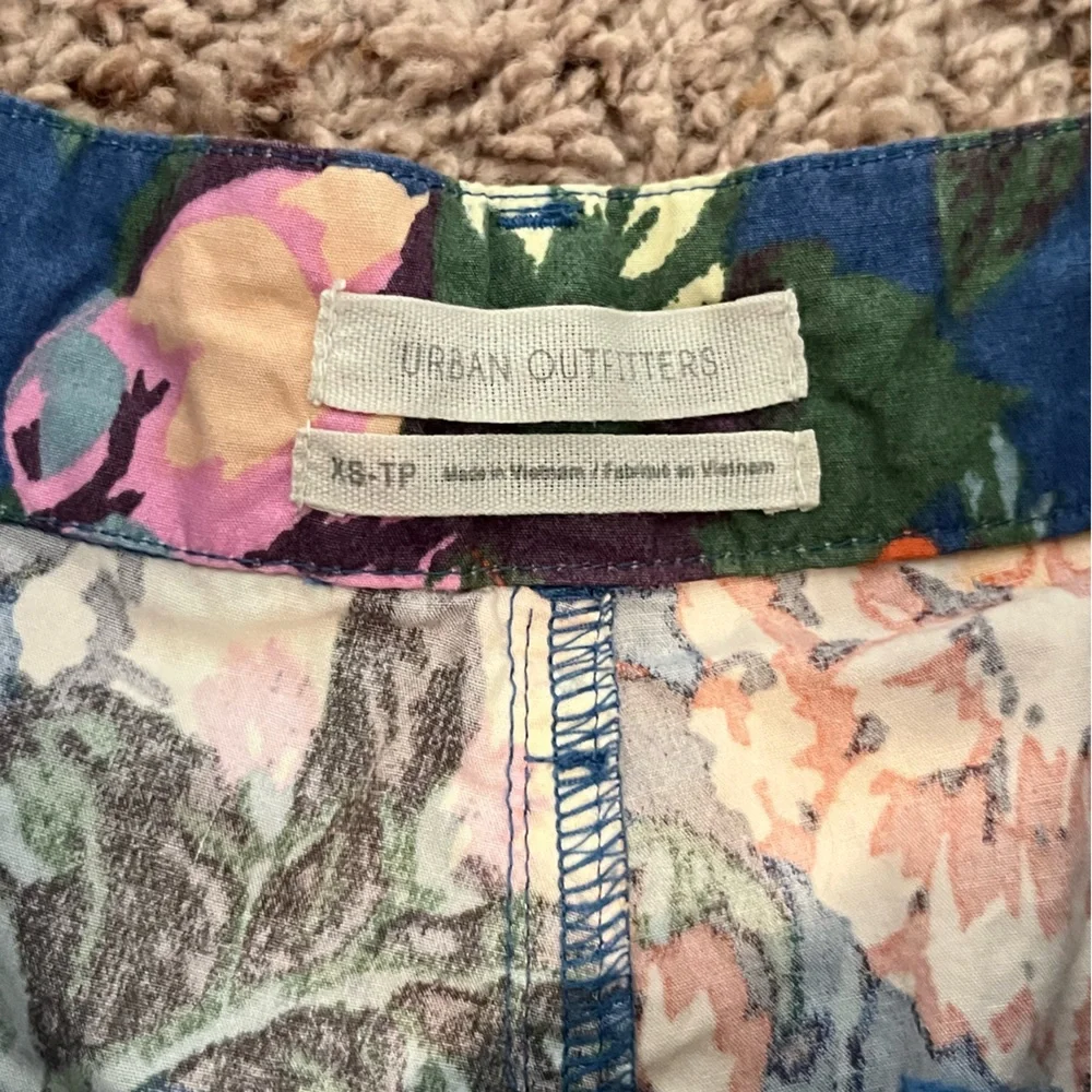 Urban‎ Outfitters Flowery Shorts | Size XS
